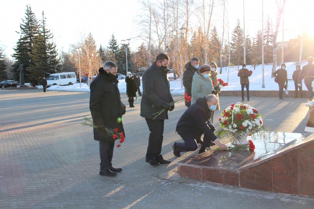 Каменск уральский героев отечества. Возложение цветов на Соколовой горе. Парк Победы Краснокамск вечный огонь. Парк Победы Саратов в день героев Отечества. Возложенные цветы на Соколовой горе.